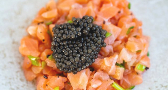 tatar z łososia z kawiorem_Spiżarnia Rydzyńska_fot. Antonius Caviar